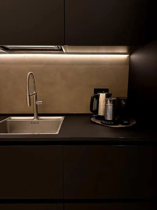 Modern Canal-Side Loft With Private Garden ميلان شقة