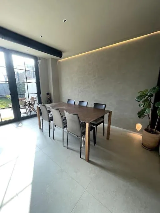 Modern Canal-Side Loft With Private Garden ميلان