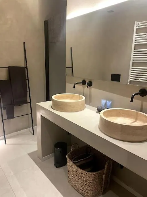 Modern Canal-Side Loft With Private Garden ميلان 0*,  إيطاليا