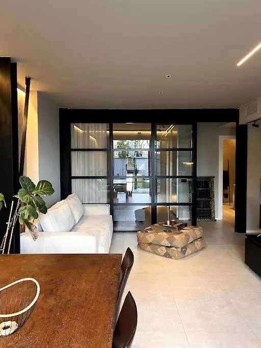 Modern Canal-Side Loft With Private Garden ميلان