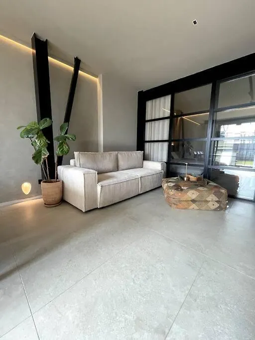 Modern Canal-Side Loft With Private Garden ميلان